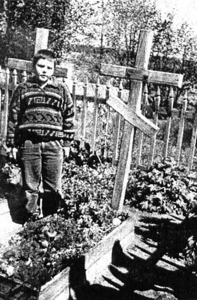 Э. Смирнова. С. С. Гейченко и юное поколение. 18 мая 1999 года у могилы С.С. Гейченко учащийся из Тямши читает стихи