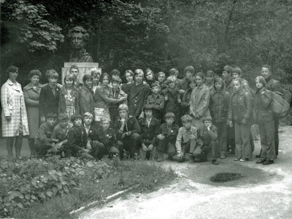 Группа туристов-школьников в Пушкинских Горах. 1979 г.